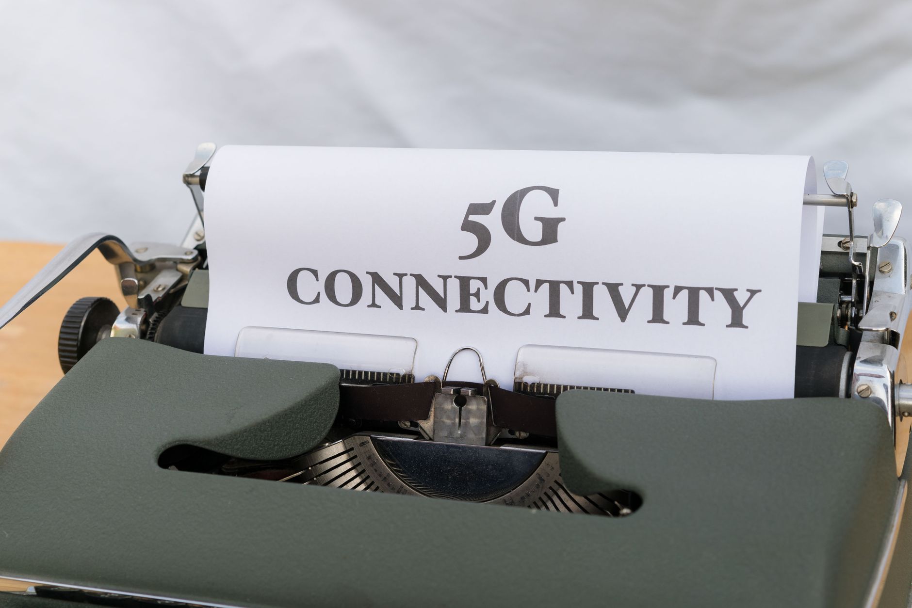 internet but no connection - Close-up of a typewriter with a sheet of paper displaying '5G Connectivity', juxtaposing old and new technology.