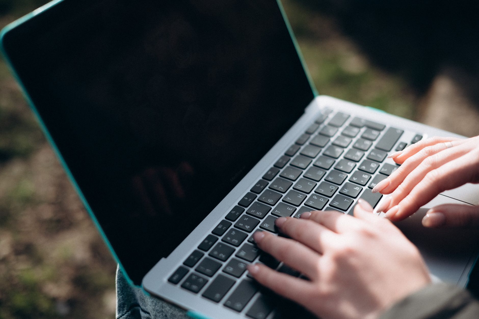 laptop connected no internet - Close-up of hands typing on a laptop keyboard outdoors, showcasing modern technology and mobility.