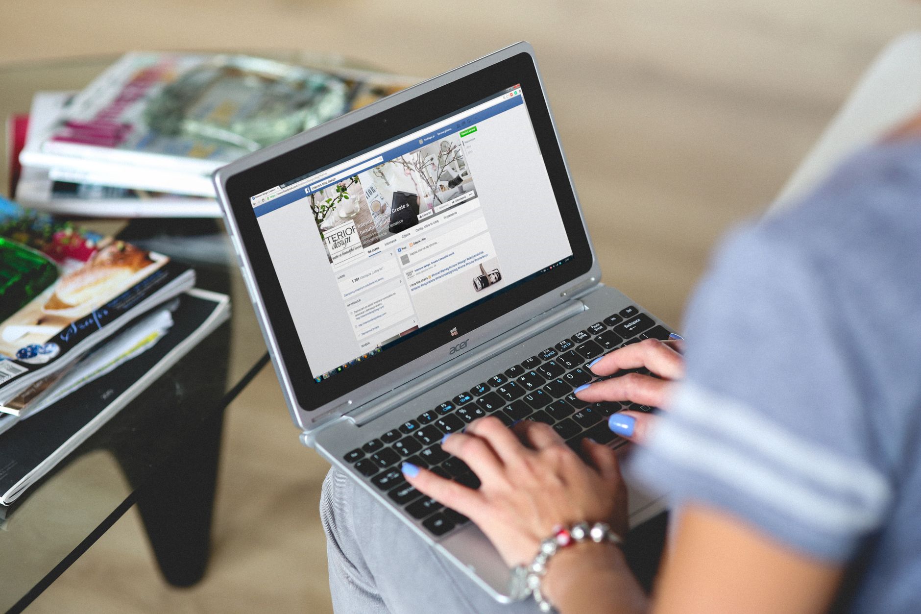 laptop connected to wifi no internet - A woman typing on a laptop with social media on the screen, indoors setting.